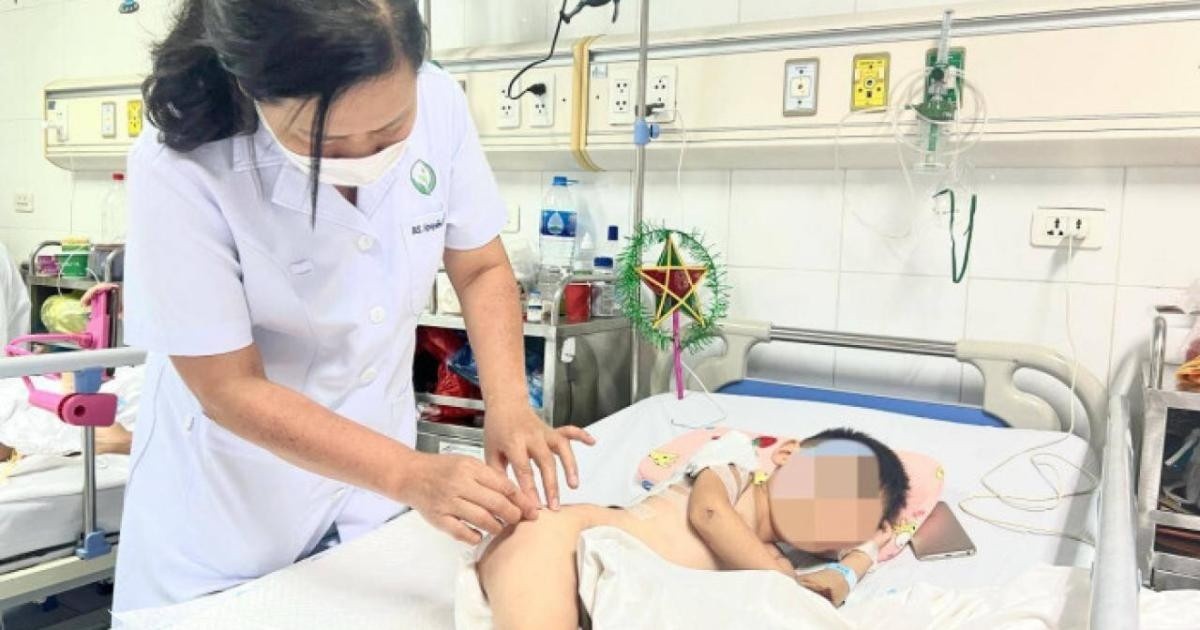 TS.BS Nguyễn Việt Hoa, BV Hữu nghị Việt Đức khám cho bệnh nhi bị TNGT