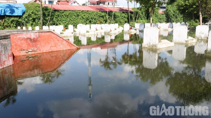 Hàng trăm ngôi mộ liệt sĩ thường xuyên chìm trong biển nước, kể cả sau cơn mưa hàng tuần lễ.