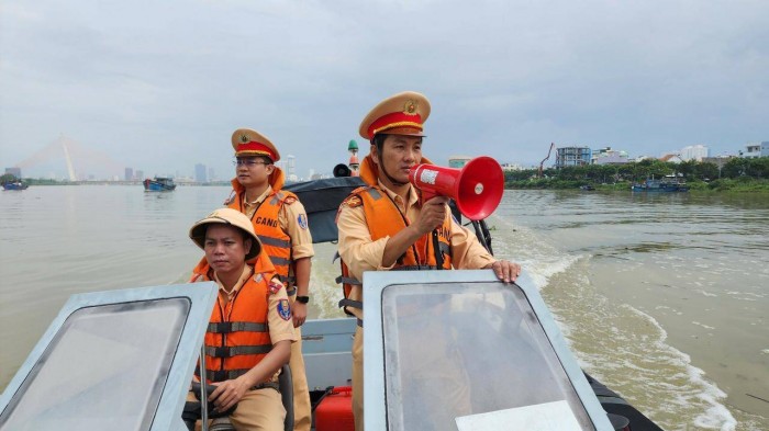 ... các tuyến đường sông, biển, tránh trường hợp các hộ dân còn ở lại trên tàu thuyền