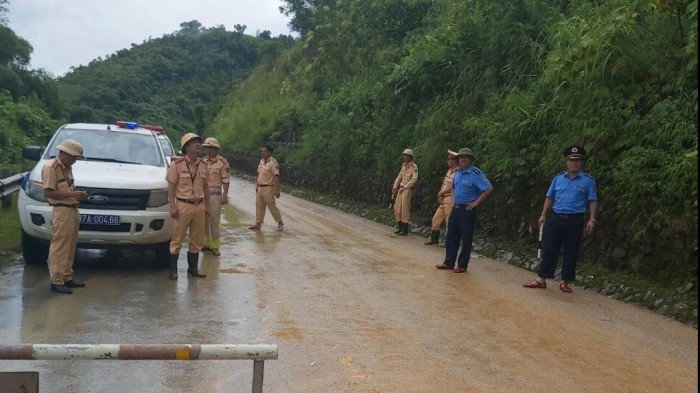 Lực lượng CSGT và TTGT trực đảm bảo giao thông