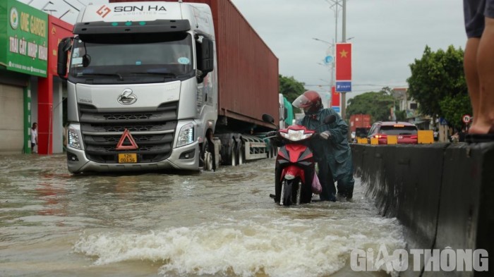 Nhiều xe máy đi qua vị trí này bị chết máy do nước vào