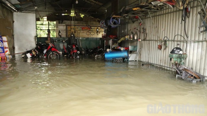 Nhiều nhà dân sống 2 bên đường QL1 bị nước tràn vào nhà, gây thiệt hại nhiều về tài sản