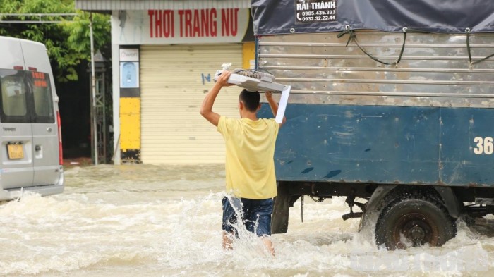 Và di chuyển đồ đạc ra ngoài...