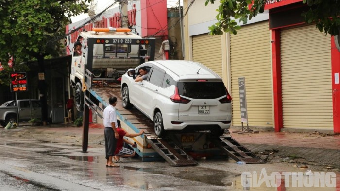 Nhiều chủ phương tiện chọn cách gọi cứu hộ đưa qua điểm ngập nước