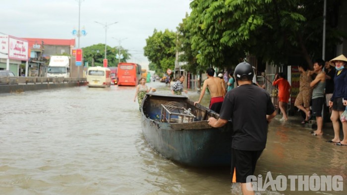 Hình ảnh thuyền và xe cùng 