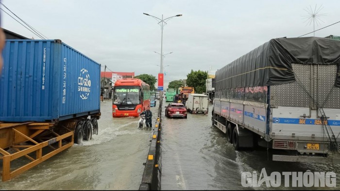 Tại vị trí này, đường ngập ở cả 2 phần đường