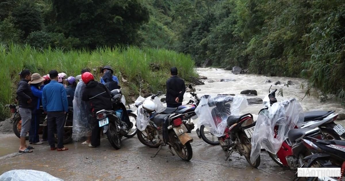 Lãnh đạo huyện Trạm Tấu có mặt tại hiện trường nơi cháu bé bị mất tích để chỉ đạo các lực lượng tìm kiếm.