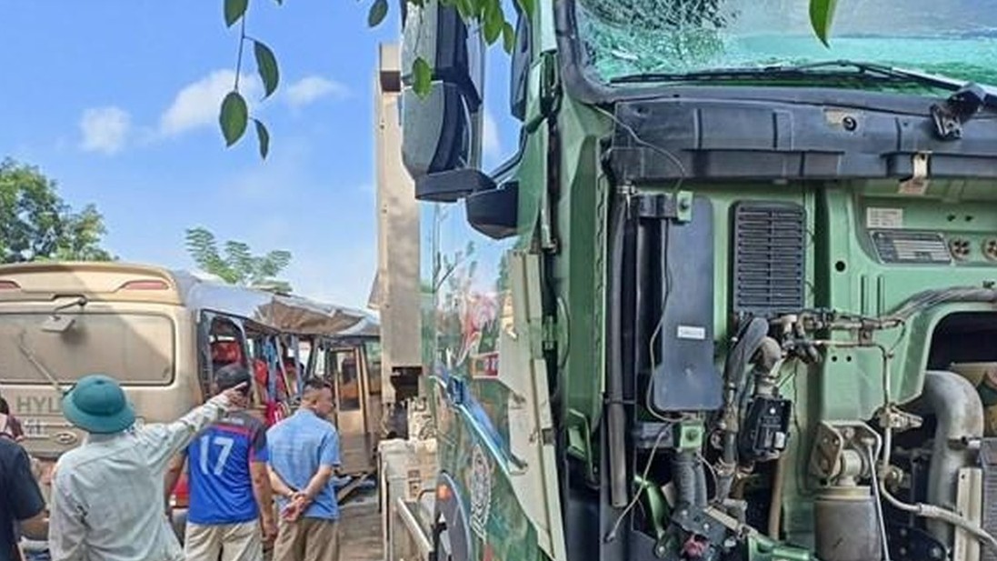 Nghệ An: Xe chở công nhân va chạm xe tải, 24 người nhập viện