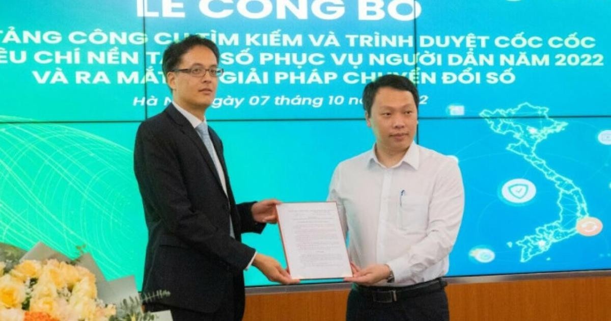 Thứ trưởng Bộ TT-TT Nguyễn Huy Dũng trao quyết định công nhận Cốc Cốc là Nền tảng số phục vụ người dân