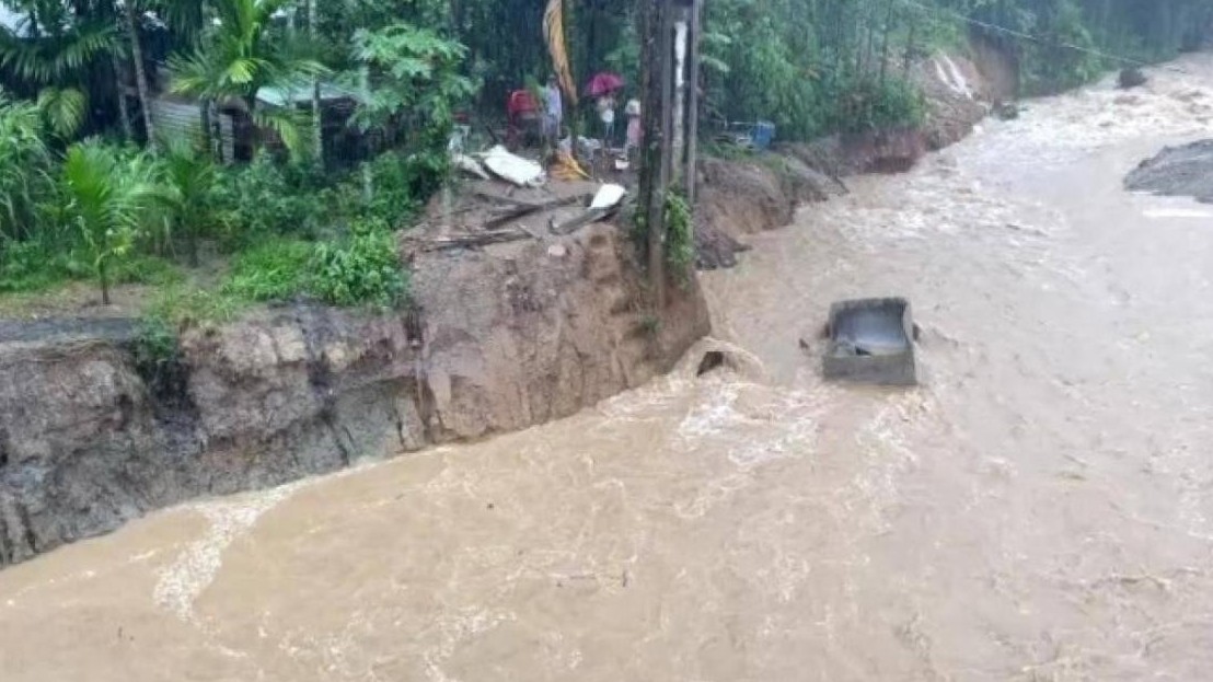 Quảng Nam: Băng qua sông chảy xiết, 2 người bị lũ cuốn mất tích