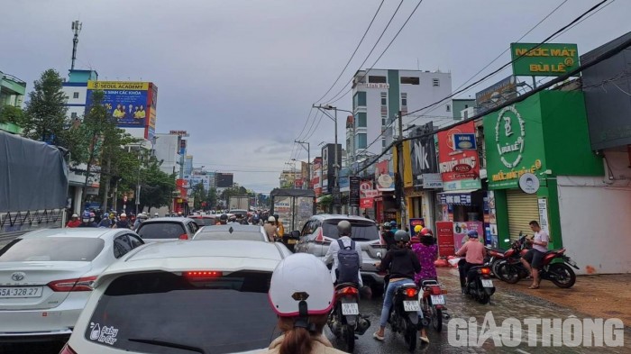 Kẹt xe trầm trọng trên đường Mậu Thân vào sáng 10/10.