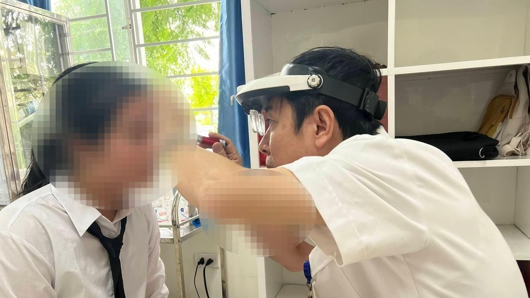 Hà Nội: Nhiều học sinh bị dị ứng sau khi nhà trường phun thuốc muỗi