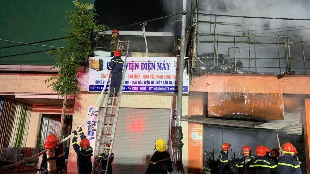 Hỏa hoạn lúc rạng sáng thiêu rụi cửa hàng thiết bị điện lớn tại Huế