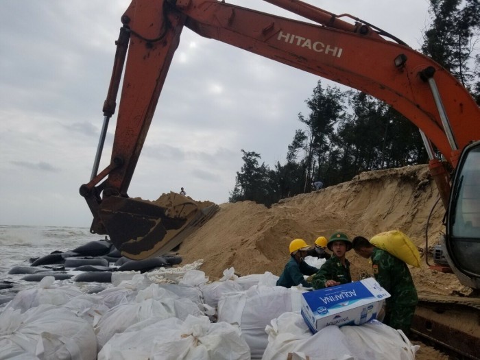 Sau đó, cát được cho vào những bao tải 