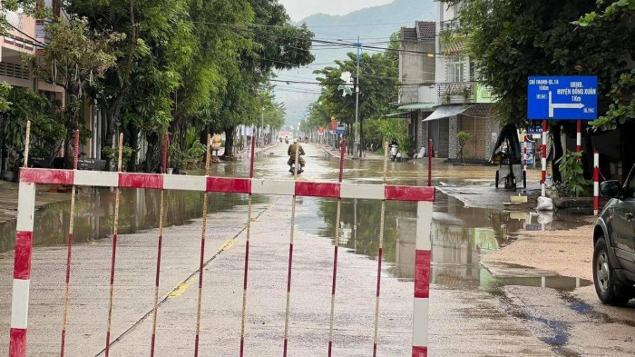 Đoạn đường từ La Hai đi Chí Thạnh bị tắc giao thông. Ảnh: Đồng Xuân