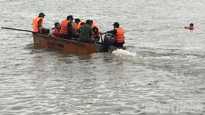 Lực lượng chức năng liên tục quần thảo trên khu vực rộng để tìm kiếm nạn nhân mất tích do lật ghe đánh cá.