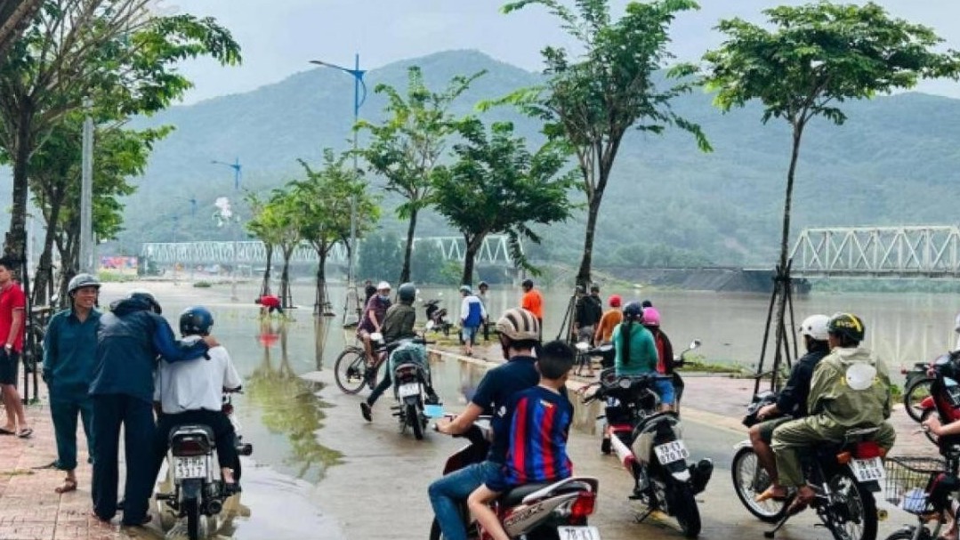 Nước lũ bủa vây cô lập một thị trấn ở Phú Yên, khẩn cấp di dời dân