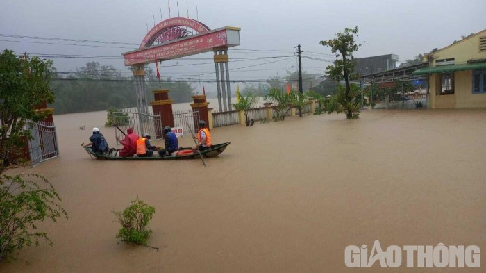 Lũ lớn trong những ngày qua nhấn chìm nhiều địa phương tại tỉnh Quảng Ngãi trong biển nước.