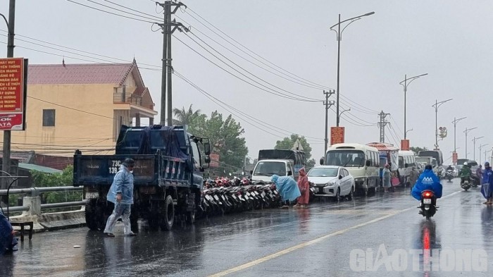 Nhiều phương tiện ô tô, xe máy được người dân đem lên cầu Kiến Giang, huyện Lệ Thủy để tránh lũ. Các phương tiện khác vẫn lưu thông bình thường trên cầu.