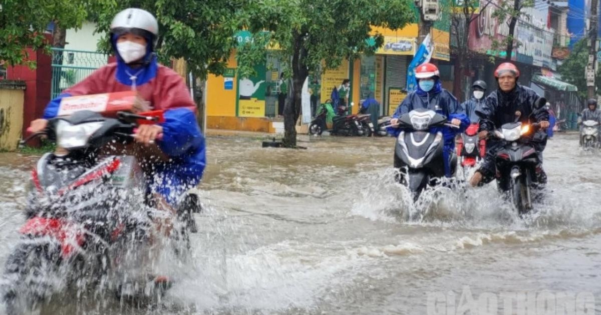 Mực nước tại sông Kiến Giang, huyện Lệ Thủy lên nhanh khiến nhiều tuyến phố bị ngập trong nước