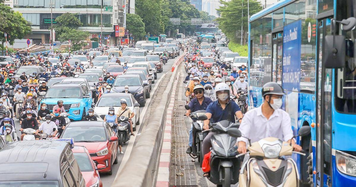 Ùn tắc, kẹt xe nghiêm trọng tại các đô thị lớn gây thiệt hại về kinh tế - xã hội, ô nhiễm môi trường, ảnh hưởng đến sức khỏe con người. Ảnh: Tạ Hải