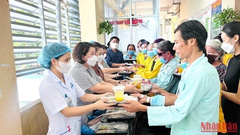 Nhân viên y tế Bệnh viện Đa khoa tỉnh Vĩnh Phúc phát suất ăn miễn phí cho bệnh nhân nghèo.