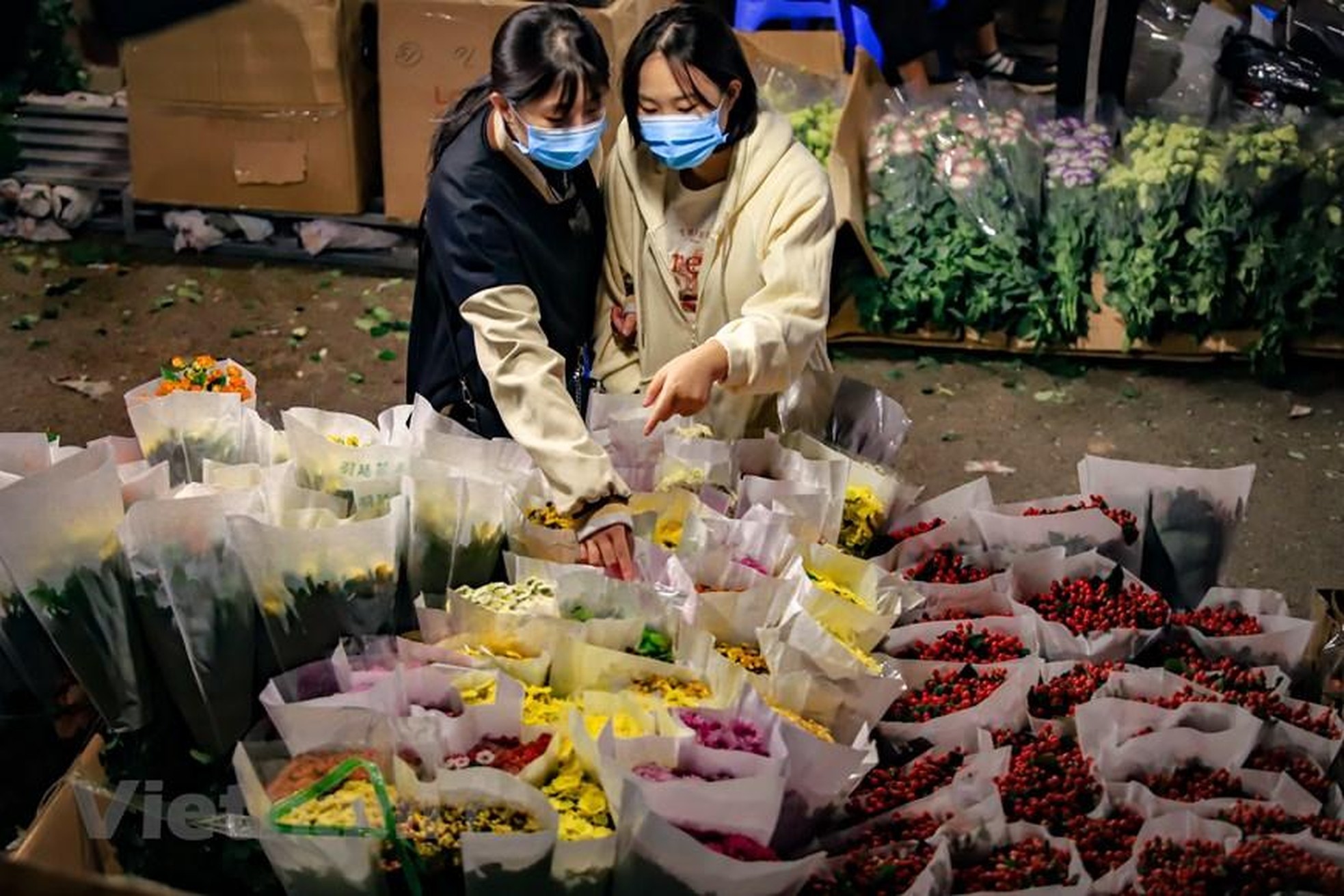 Nhiều người lựa mua hoa tại chợ đêm Quảng An vì vừa rẻ vừa tươi, hoa chuyển về đây vừa được thu hái từ các nhà vườn vẫn còn nguyên sương sớm.