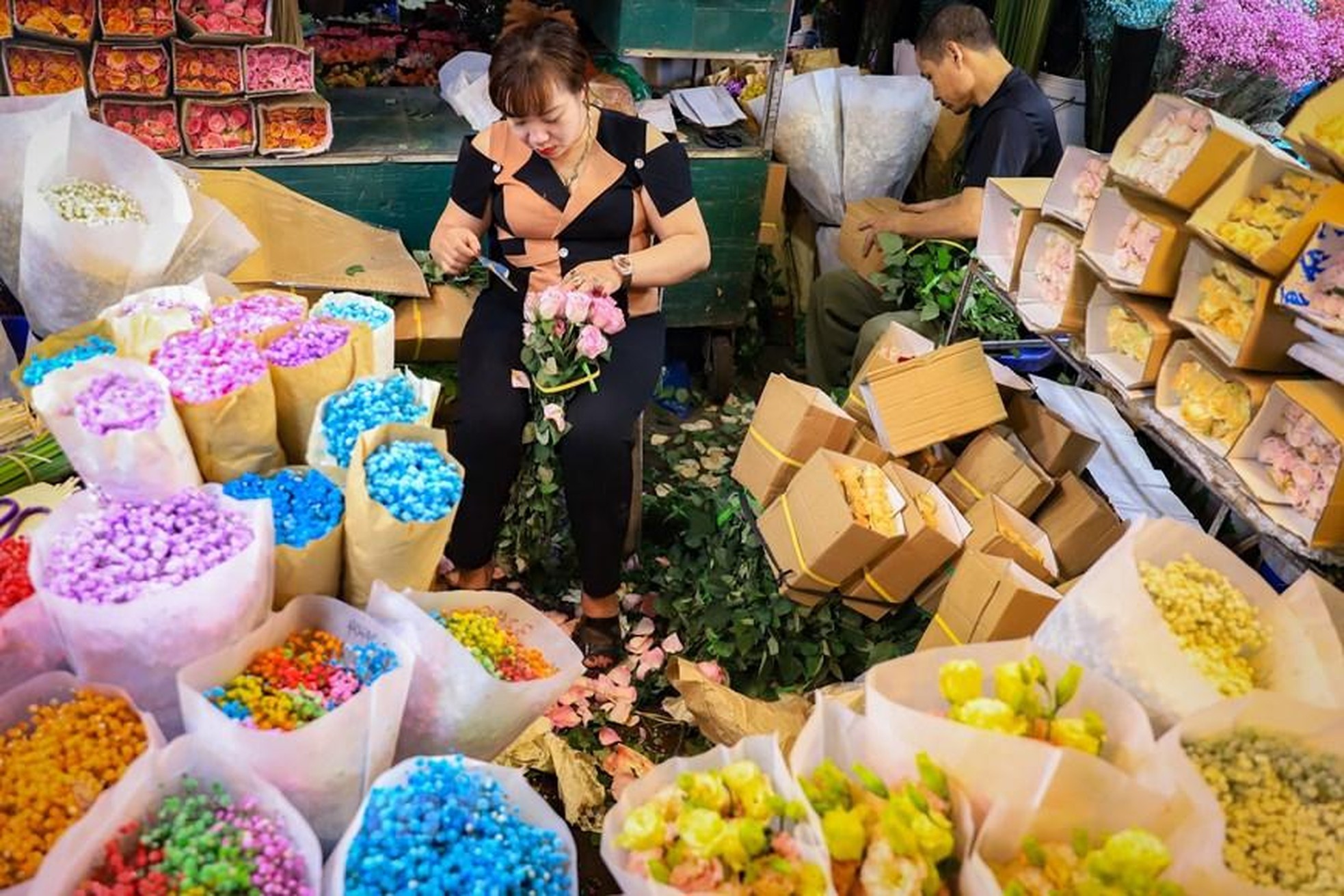 Tiểu thương tại chợ Quảng An cho hay giá hoa năm nay có tăng so mọi năm. Trong đó, hoa hồng là mặt hàng bán chạy nhất được nhập từ nhiều nguồn.