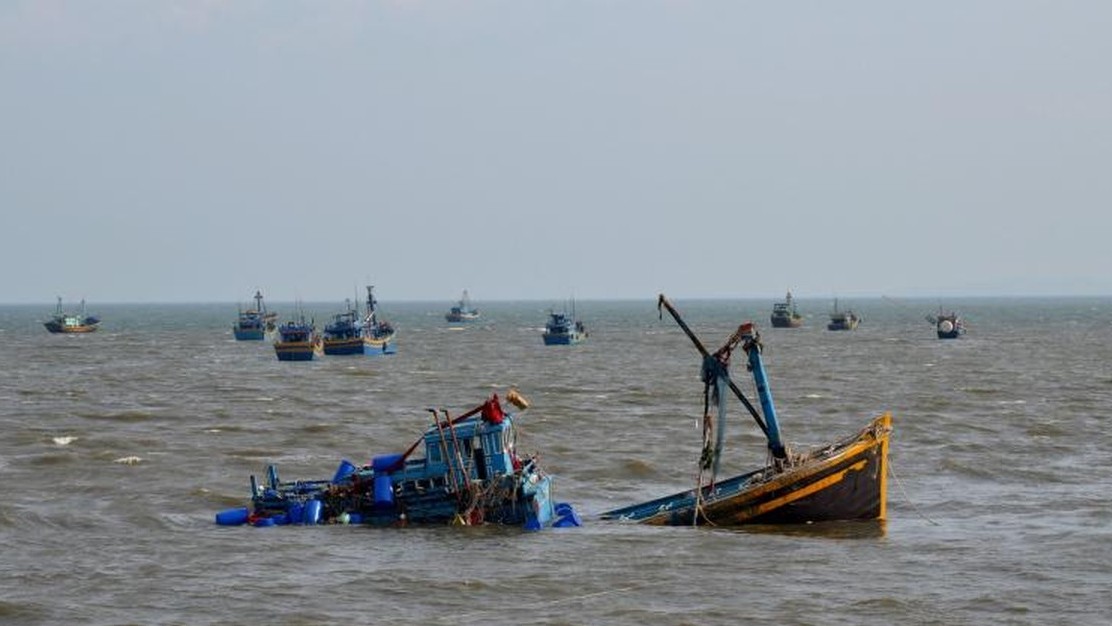 Cứu vớt kịp thời 14 ngư dân trên tàu cá Bình Thuận bị chìm trên biển
