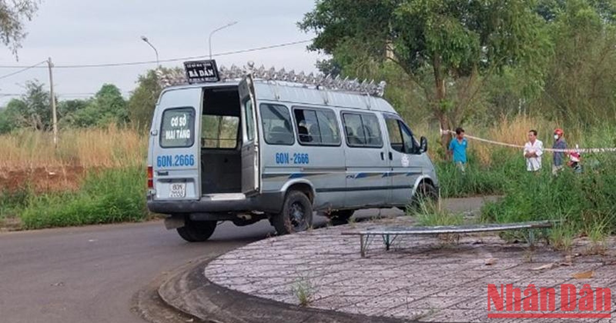 Ô-tô của cơ quan chức năng tới hiện trường chở thi thể nạn nhân đi.