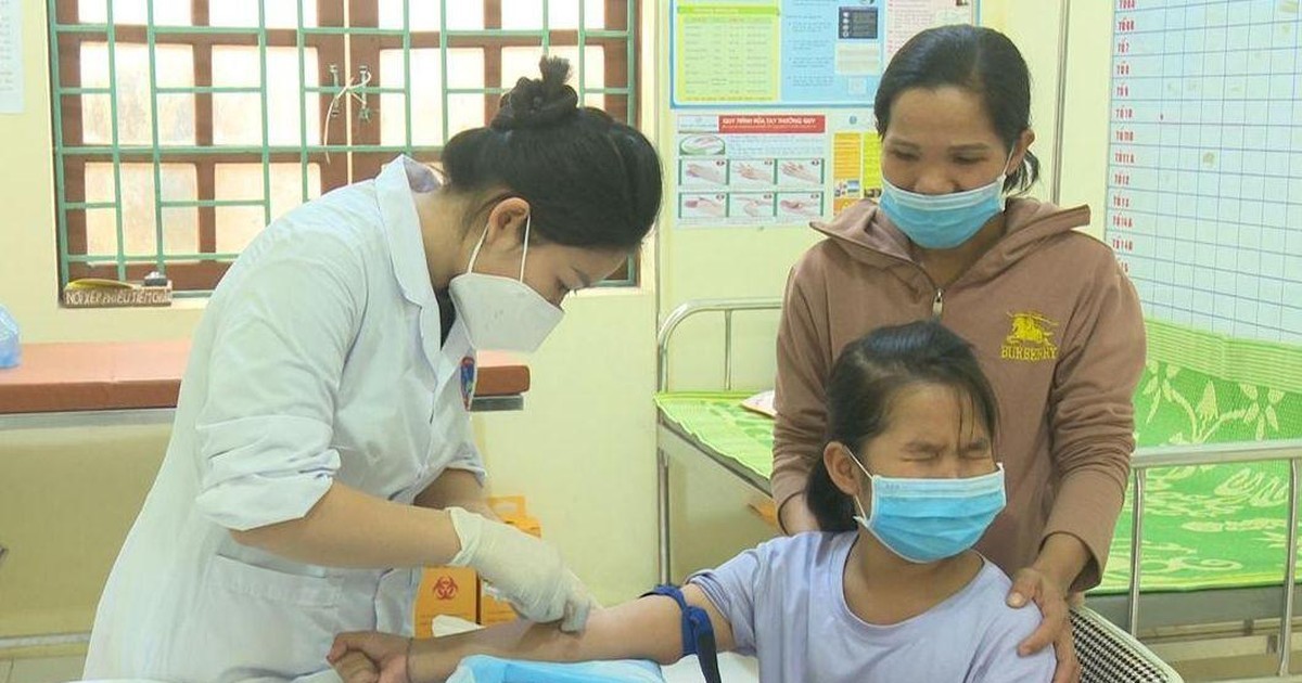 Nhân viên Y tế huyện Chợ Đồn thăm, khám cho học sinh.