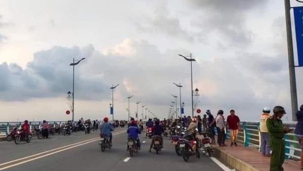 Thanh niên ở Quảng Ngãi bỏ lại ví, điện thoại, xe máy nhảy cầu tự vẫn