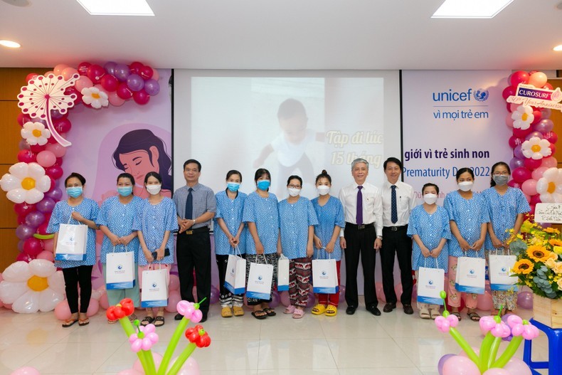 Chương trình trao quà cho các gia đình có trẻ sinh non. (Ảnh: UNICEF Việt Nam)