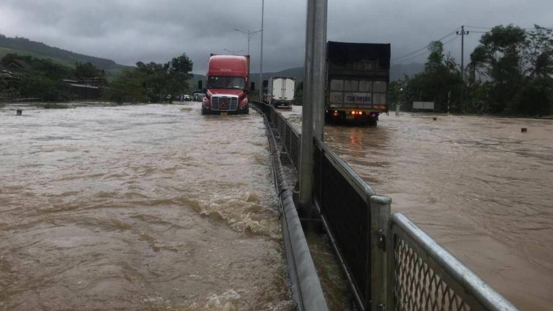 Mưa lớn đổ về, một người dân ở Thừa Thiên Huế bị nước cuốn trôi