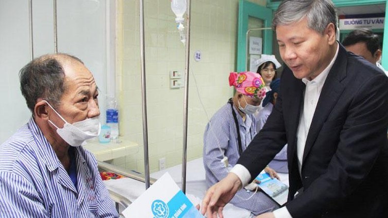 Phó Tổng Giám đốc Bảo hiểm xã hội Việt Nam tặng quà cho bệnh nhân nghèo đang điều trị tại bệnh viện.