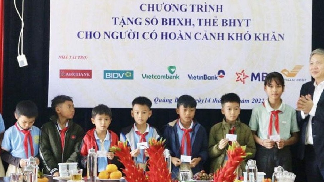 Bảo hiểm xã hội Việt Nam tặng 2.200 thẻ bảo hiểm y tế cho người nghèo Quảng Bình