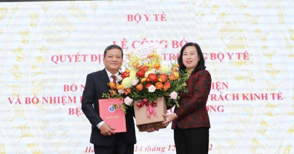 Bộ trưởng Y tế Đào Hồng Lan trao quyết định bổ nhiệm Giám đốc Bệnh viện Phổi Trung ương cho Tiến sĩ, bác sĩ Đinh Xuân Lượng.