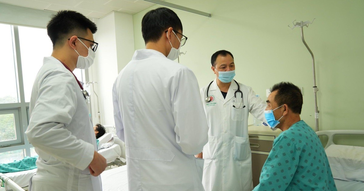 Bác sĩ Lê Duy Thành, Khoa Nội Tim mạch thăm, khám cho bệnh nhân H.V.M.