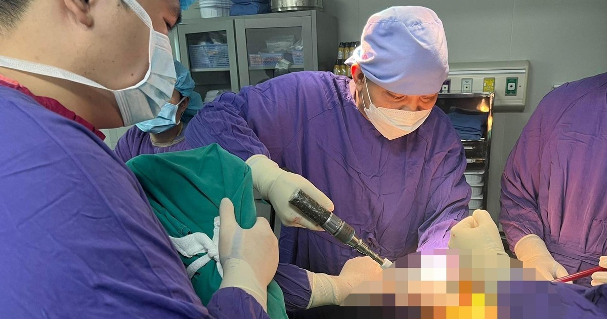 Bác sĩ phẫu thuật thay khớp cho bệnh nhân.
