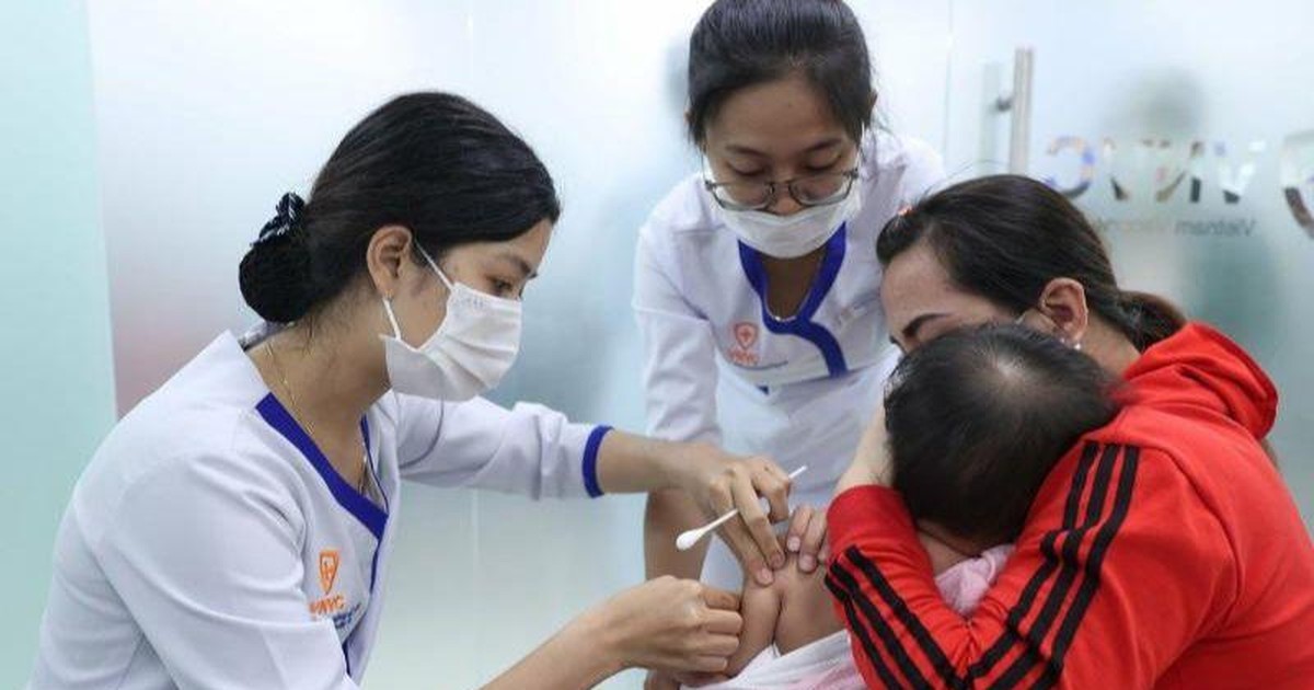 Bác sĩ khuyến cáo cần tiêm vaccine cúm cho trẻ em.