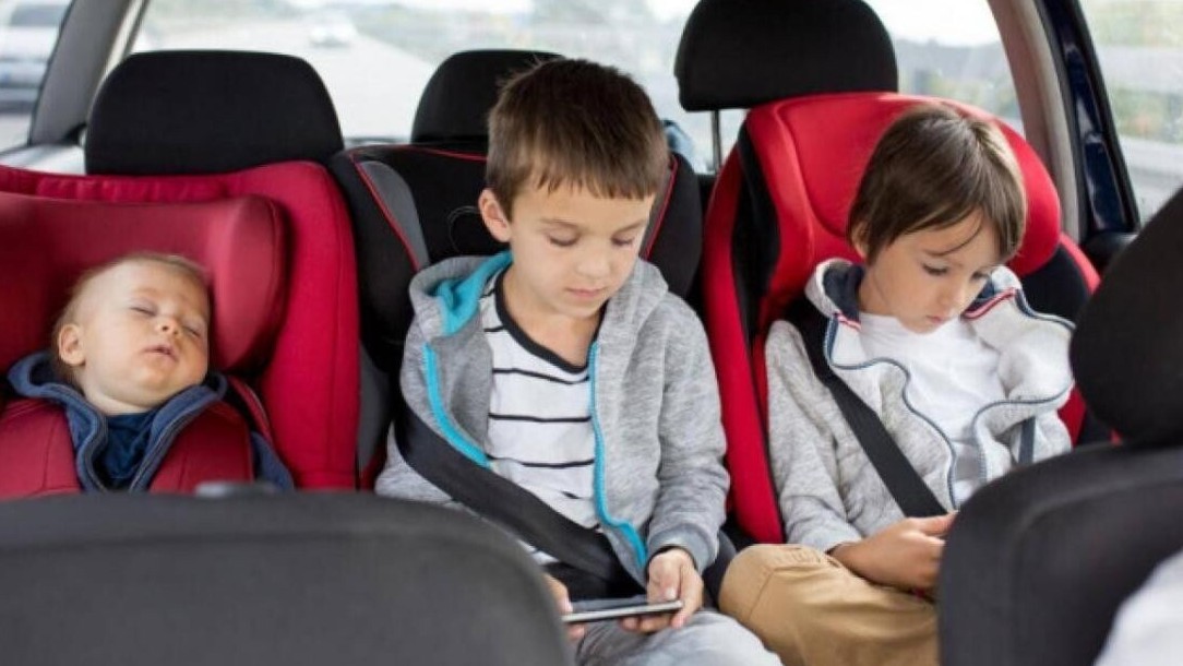 Cảnh báo nguy hiểm khi để trẻ nhỏ ngồi ở ghế phụ khi đi ô tô