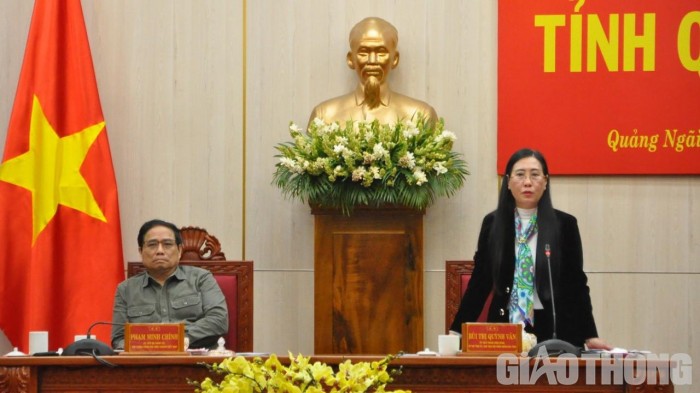 Bí thư Tỉnh ủy Quảng Ngãi báo cáo với đoàn công tác của Chính phủ do Thủ tướng Phạm Minh Chính làm trưởng đoàn tại buổi làm việc.