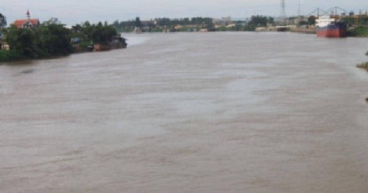 Khi được người dân phát hiện bà T. tử vong do đuối nước trên sông Đào Nam Định