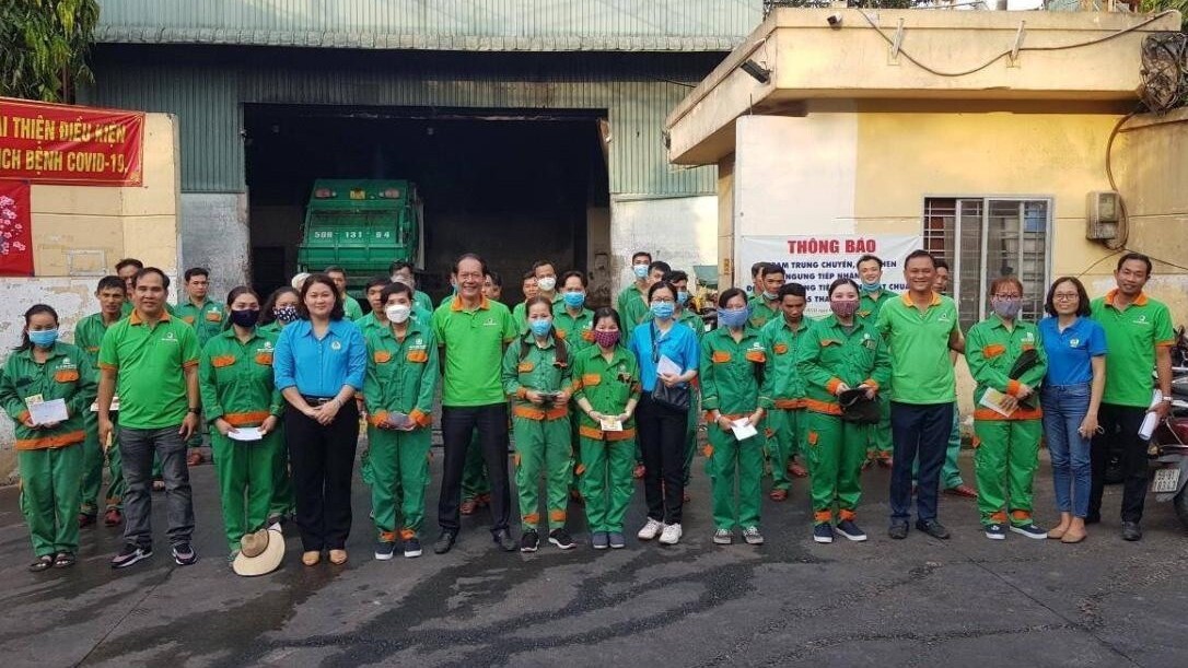 TP.HCM: Tặng quà lì xì nhân viên y tế, công nhân vệ sinh làm việc xuyên Tết