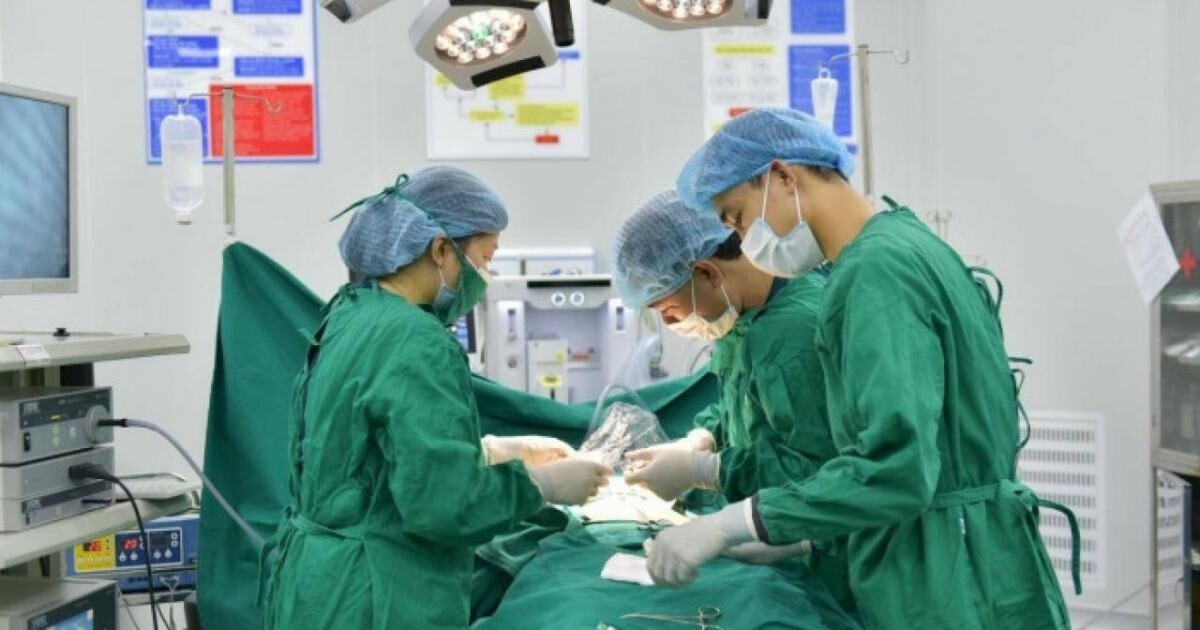Các bác sĩ phẫu thuật cứu bé trai 5 tuổi bị viêm phúc mạc do ruột thừa hoại tử