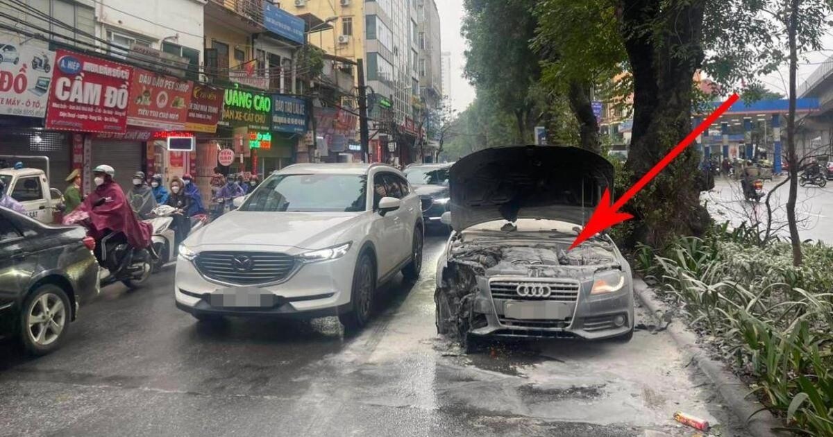 Phần đầu của chiếc xe sang Audi bị cháy nhiều bộ phận