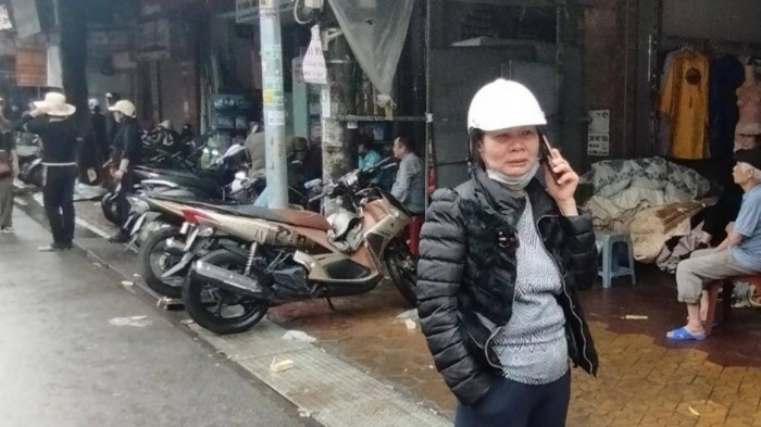 Bà Dung đang nước mắt lưng tròng nghe điện thoại của người thân hỏi thăm về vụ cháy. Gia đình bà thiệt hại khoảng 700 triệu đồng.