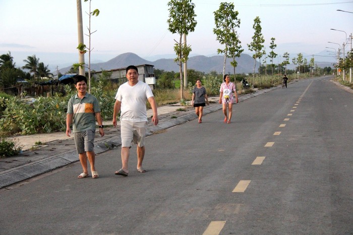 Người dân đi bộ, tập thể dục trong khu tái định cư thị trấn Ma Lâm (huyện Hàm Thuận Bắc, Bình Thuận)