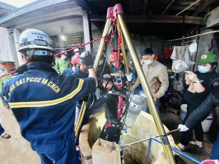 Lực lượng Cảnh sát PCC và Cứu nạn cứu hộ với trang thiết bị cứu nạn, cứu hộ chuyên dụng đang xuống giếng để đưa thi thể nạn nhân lên - Ảnh: Cảnh sát PCCC Quảng Trị