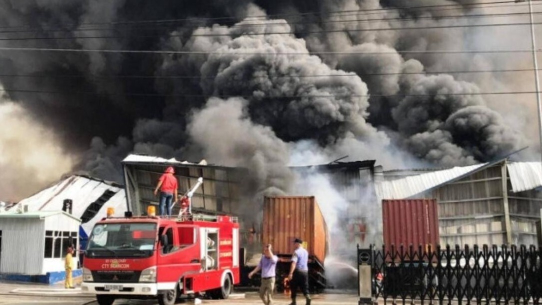Hàng trăm cảnh sát tham gia dập lửa vụ cháy xưởng đế giày ở Hải Phòng